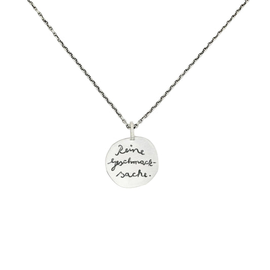 Eine Halskette aus 925 Sterling Silber mit rundem graviertem Anhänger. Ein humorvolles und persönliches Geschenk für die beste Freundin.