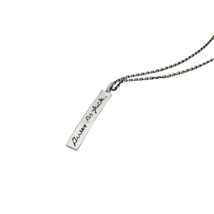 Handgeschmiedeter Silberanhänger mit der geschwärzten Gravur 'queer as fuck'. Mutiger Pride Schmuck für LGBTQ+ Menschen aus 925 Sterling Silber