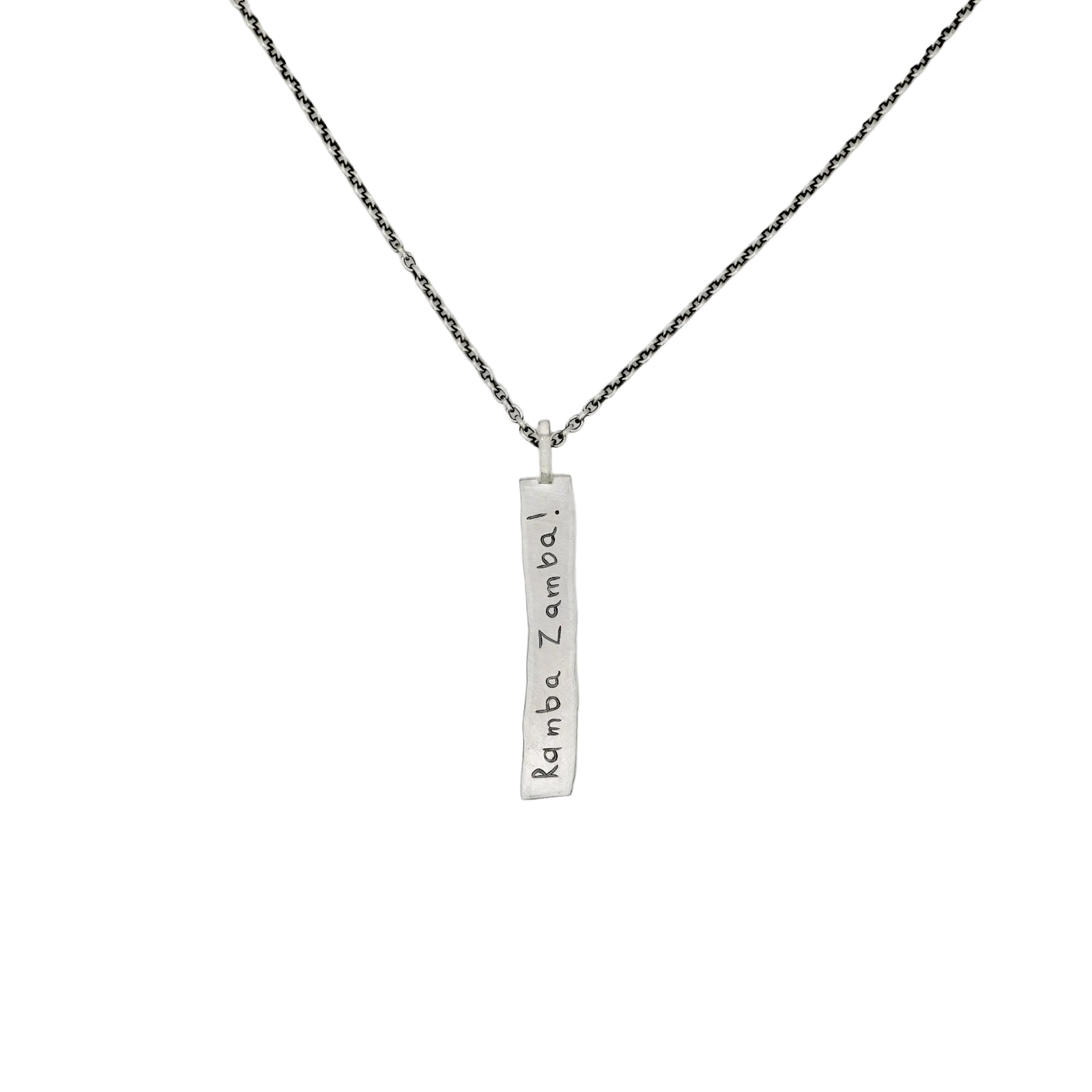 Rechteckiger Kettenanhänger aus 925 Sterling Silber mit der Aufschrift 'ramba zamba'. Statement Schmuck, ideal als humorvolles Geschenk für lebhafte Freunde und KollegInnen.
