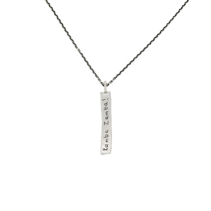 Rechteckiger Kettenanhänger aus 925 Sterling Silber mit der Aufschrift 'ramba zamba'. Statement Schmuck, ideal als humorvolles Geschenk für lebhafte Freunde und KollegInnen.