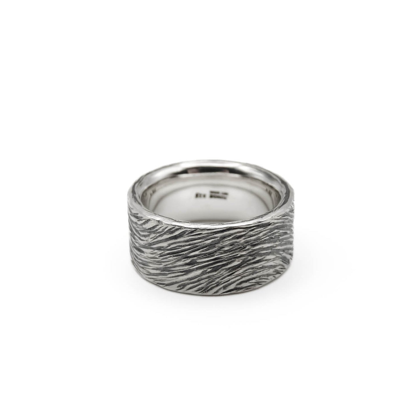 Hochwertiger, massiver Silberring im chunky Look mit organischer Struktur und reliefartigem Wellenmuster.