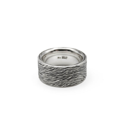 Hochwertiger, massiver Silberring im chunky Look mit organischer Struktur und reliefartigem Wellenmuster.