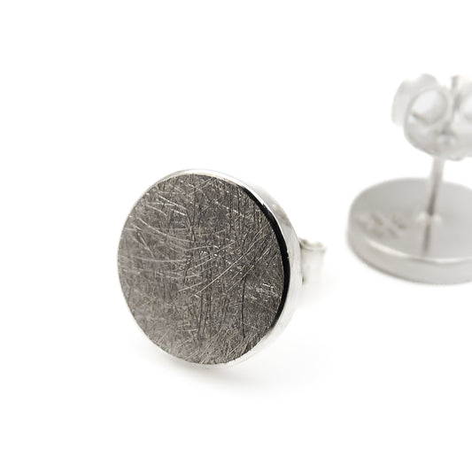 Silberne runde Ohrstecker, eismatt gekratzt, Nahaufnahme