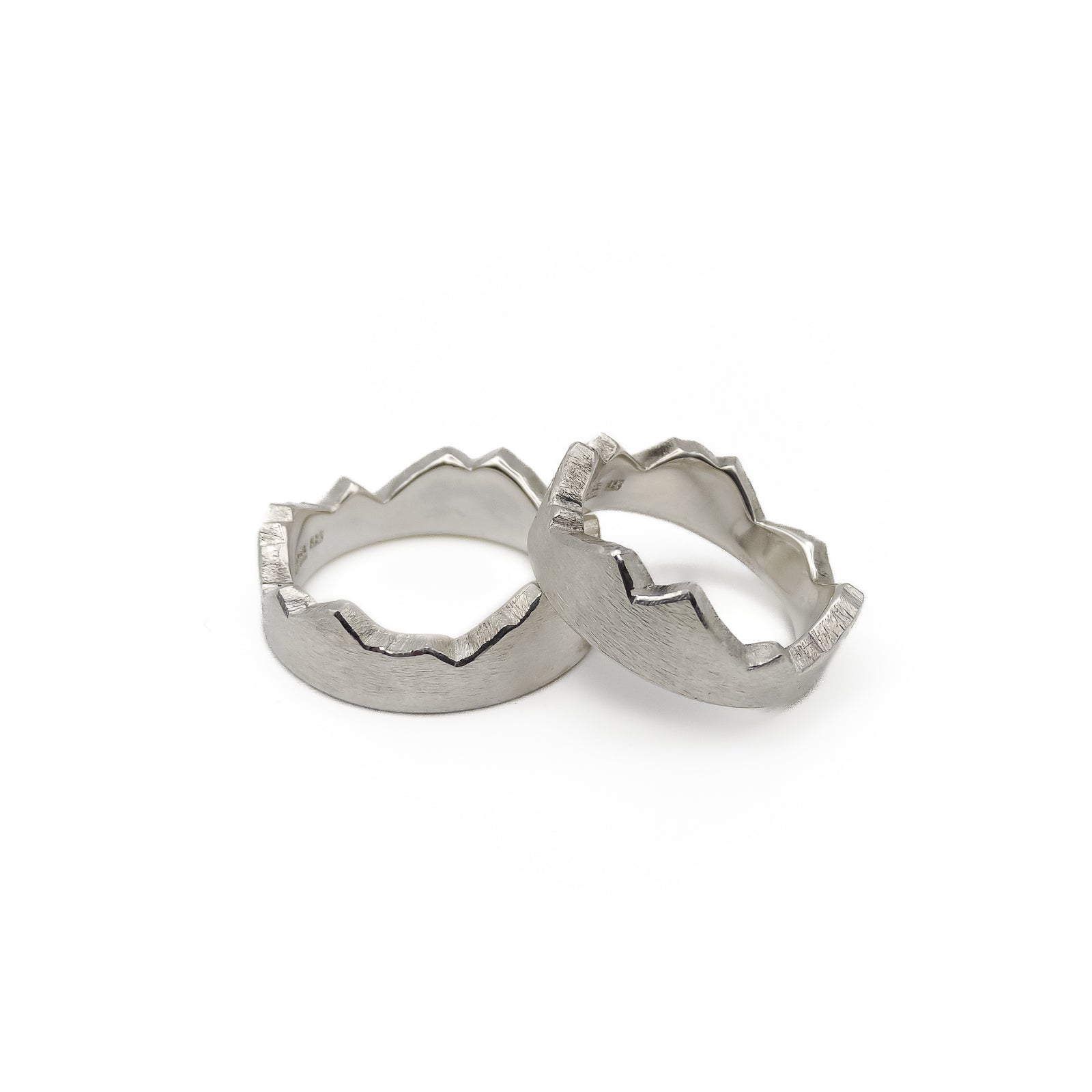 Personalisierte Partnerringe in Gelbgold, Roségold und Silber; minimalistisches Design mit einer organischen Linie nach Kundenentwurf.