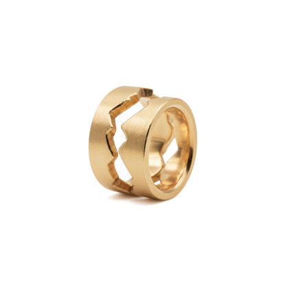 Exklusive Partnerringe aus Gelbgold mit einer individuell gezeichneten Linie des Paares; zwei Ringe als perfekt ineinander passendes Set.