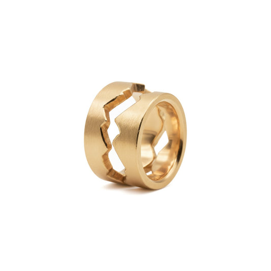 Exklusive Partnerringe aus Gelbgold mit einer individuell gezeichneten Linie des Paares; zwei Ringe als perfekt ineinander passendes Set.