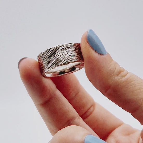 Videopräsentation des 10 mm breiten, massiven Silberrings aus recyceltem Sterlingsilber. Das Video zeigt die gefräste, organische Wellenstruktur im Detail sowie die elegante Wirkung am Finger.