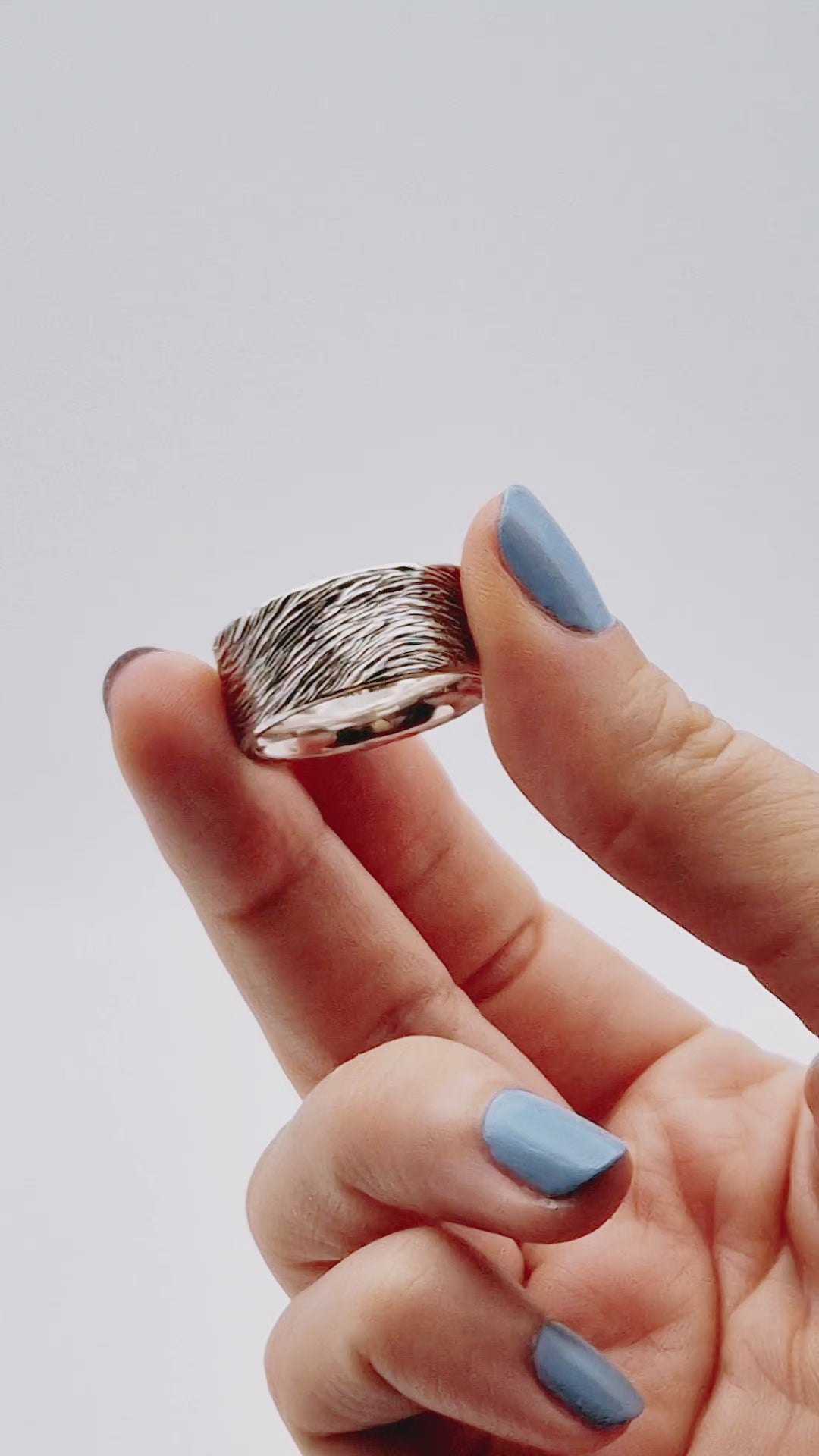 Videopräsentation des 10 mm breiten, massiven Silberrings aus recyceltem Sterlingsilber. Das Video zeigt die gefräste, organische Wellenstruktur im Detail sowie die elegante Wirkung am Finger.