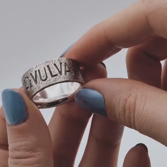 Produktvideo des breiten 10mm Silberrings. Zeigt die tiefe „Viva la Vulva“ Gravur und handgefeilte Textur in 360-Grad-Bewegung