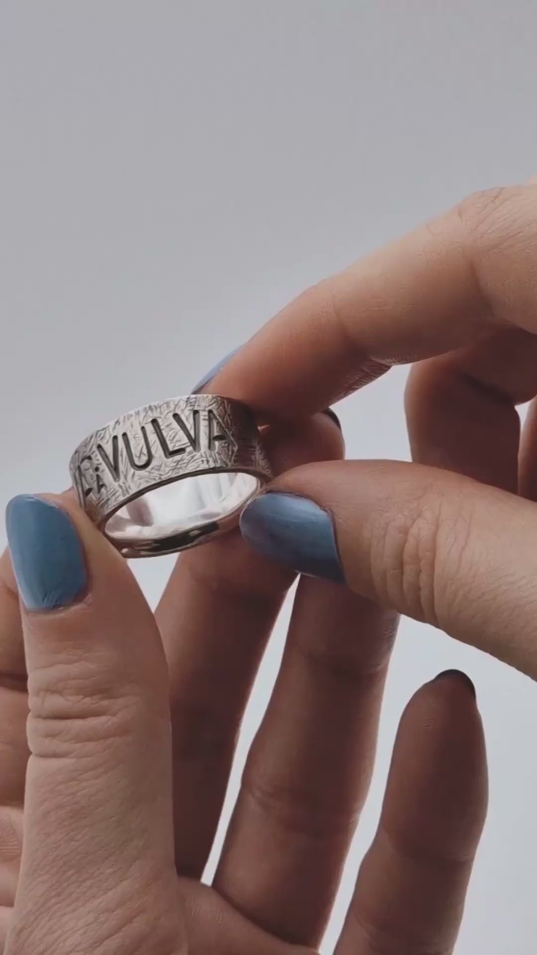 Produktvideo des breiten 10mm Silberrings. Zeigt die tiefe „Viva la Vulva“ Gravur und handgefeilte Textur in 360-Grad-Bewegung