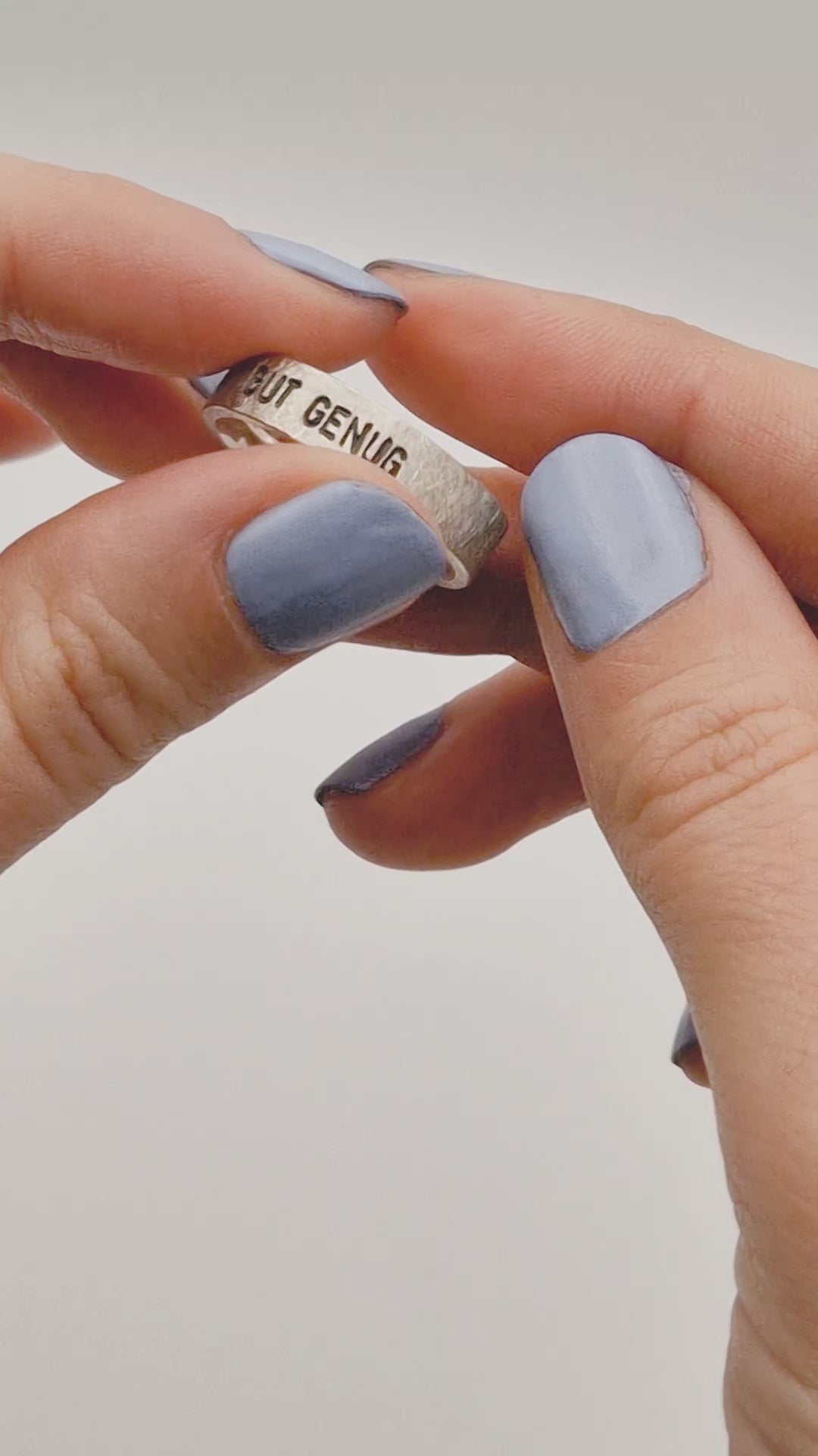 Handgeschmiedeter feministischer Statement-Ring  mit Wunschgravur „GUT GENUG“ aus 925 Sterling Silber. Der Ring wird am Finger getragen und zeigt die Gravur sowie die bewusst grob gefeilte und gekratzte Oberfläche.