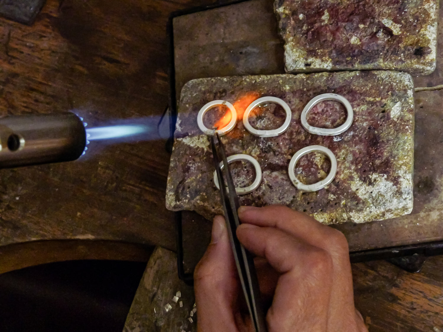 Handgefertigte Unikate aus unserer Erlanger Goldschmiede – der Moment des Lötens bei einer individuellen Ring-Anfertigung
