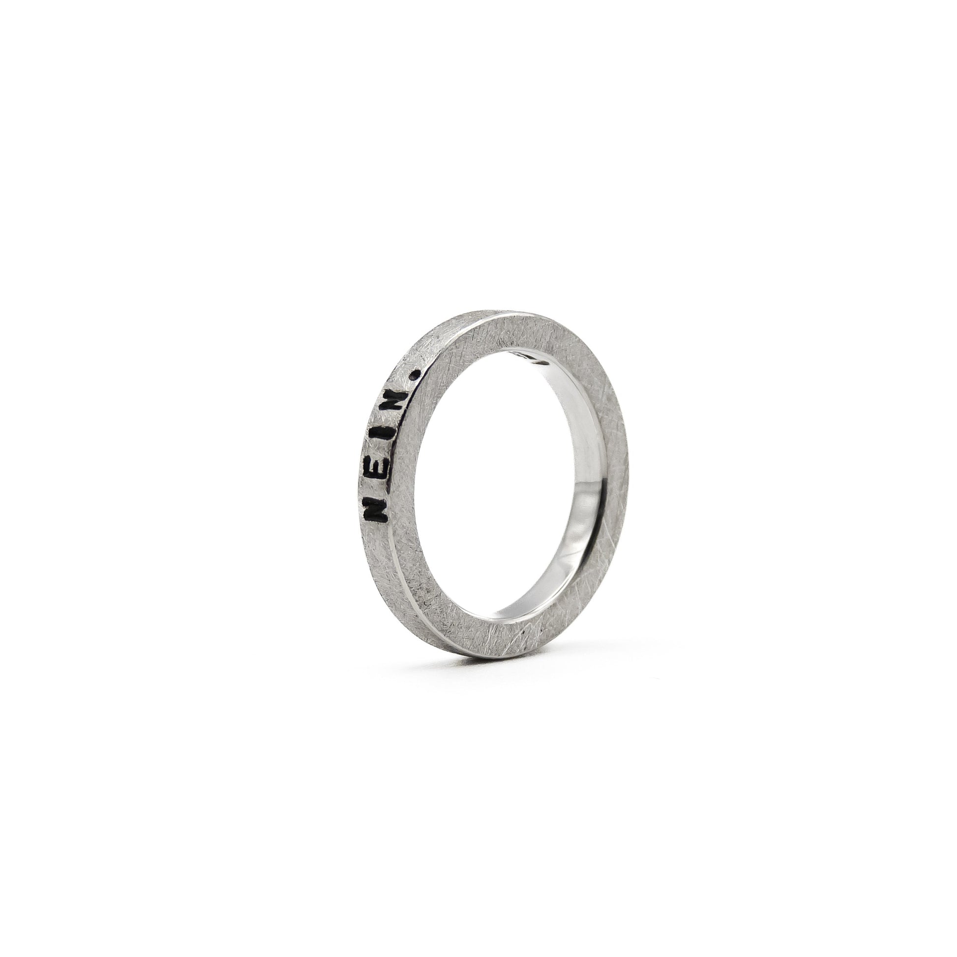 Ring S, Oberfläche "Kalt & Klar", mit seitlicher Gravur: "Nein.".