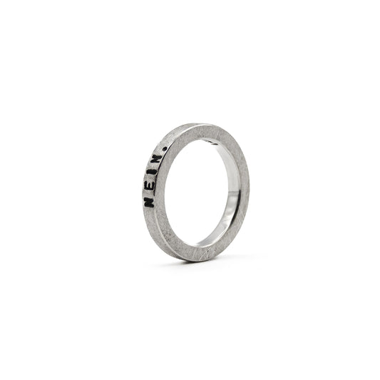 Ring S, Oberfläche "Kalt & Klar", mit seitlicher Gravur: "Nein.".