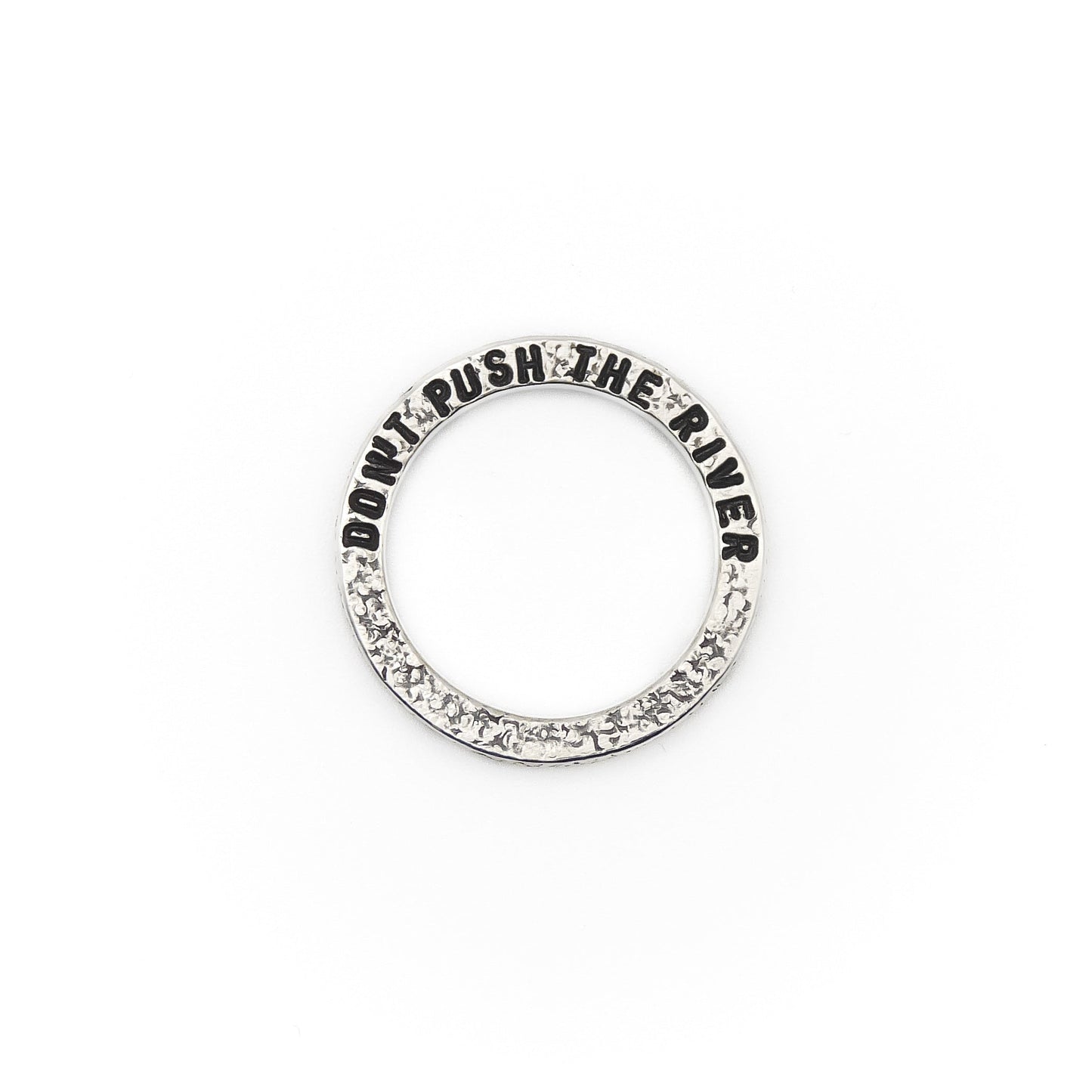 Obenansicht des 925 Silber Rings 'Don't push the river', punzierte Struktur