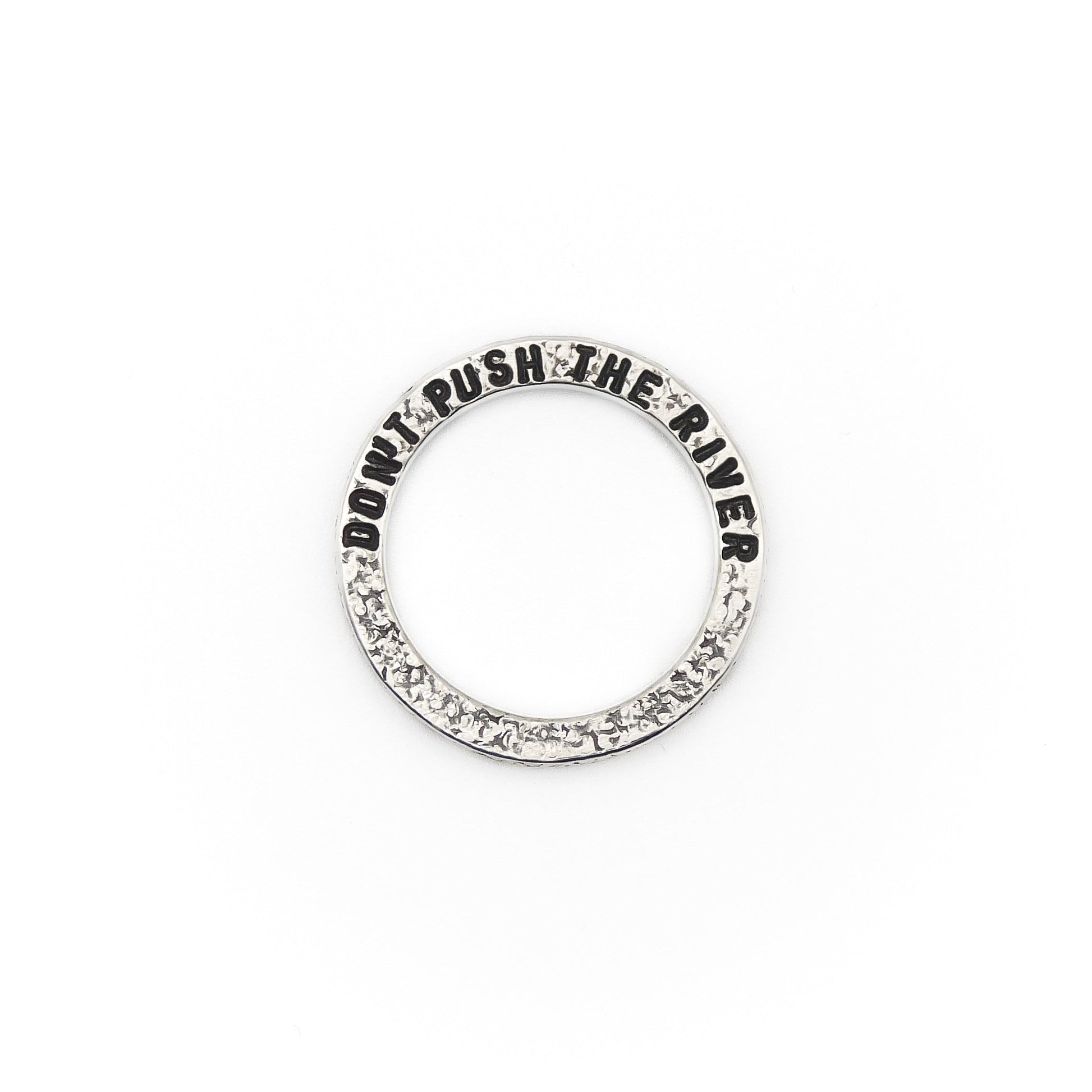 Obenansicht des 925 Silber Rings 'Don't push the river', punzierte Struktur