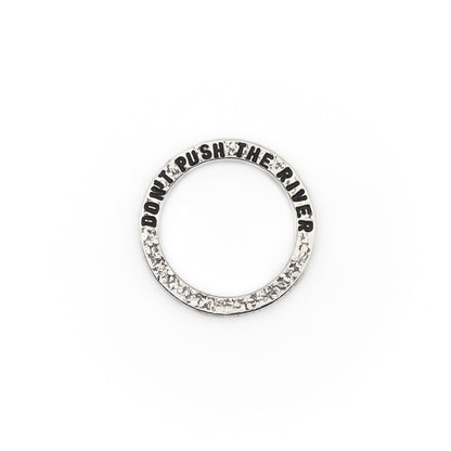 Obenansicht des 925 Silber Rings 'Don't push the river', punzierte Struktur