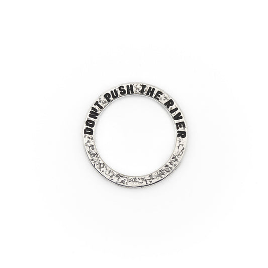 Obenansicht des 925 Silber Rings 'Don't push the river', punzierte Struktur