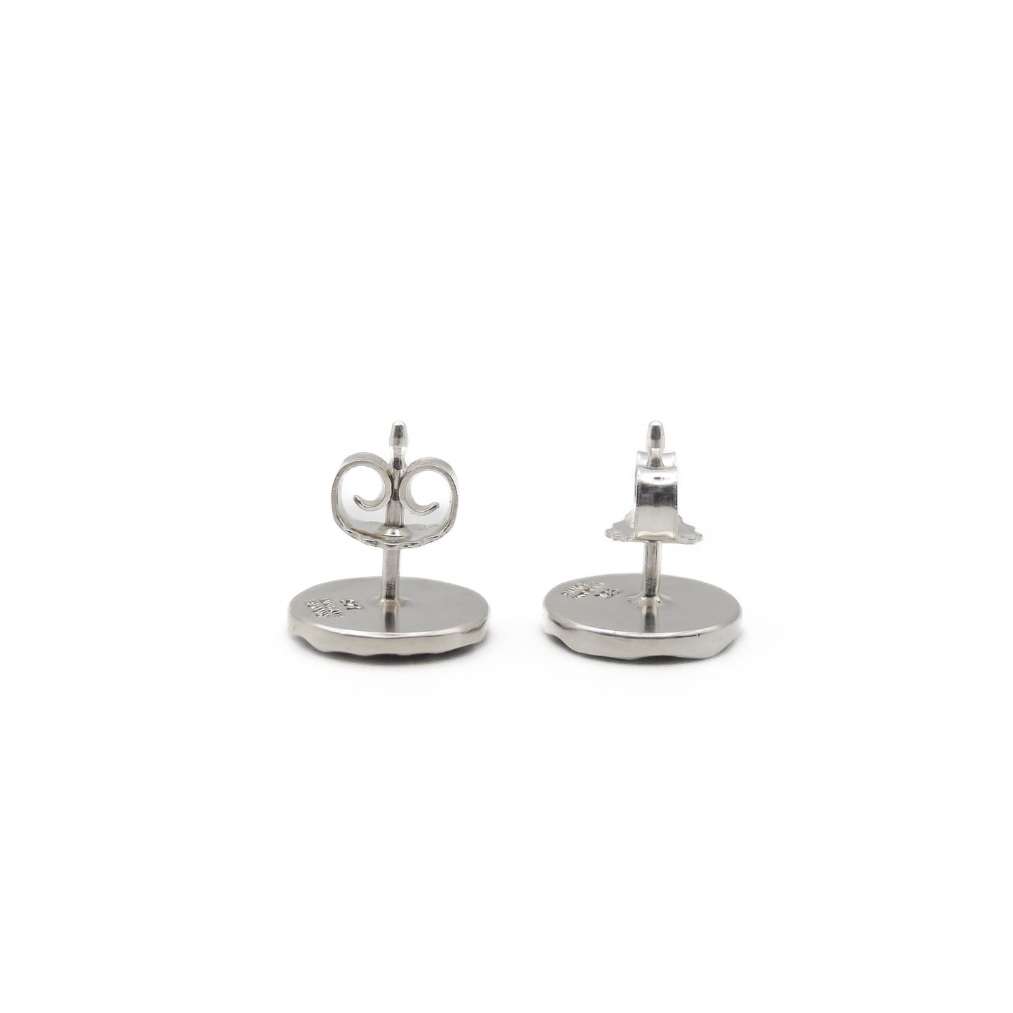 Ohrstecker aus SIlber, rund und mit Hammerschlagoptik von hinten