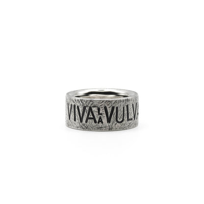 Handgefertigter 10 mm Silberring mit markantem Body-Positivity Statement „Viva la Vulva“
