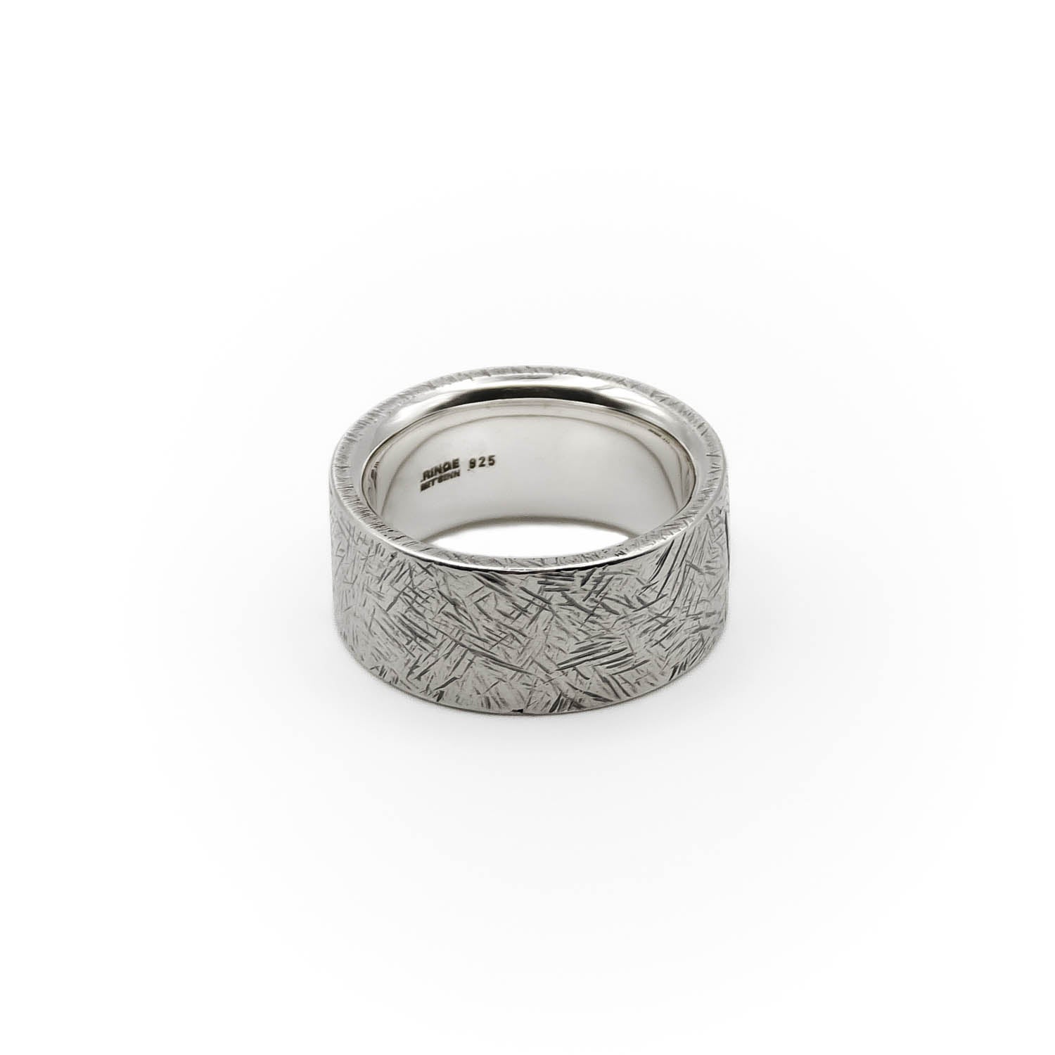 Rückseite des handgeschmiedeten Bandrings aus massivem 925 Sterling Silber. Zeigt die durchgehende raue Struktur und Materialstärke