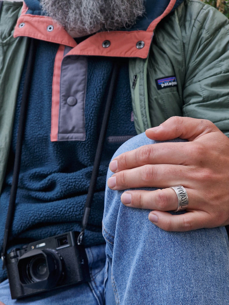 Massiver Statement-Ring aus 925 Silber mit rauer Oberfläche und Vulva-Gravur an der Hand eines Mannes