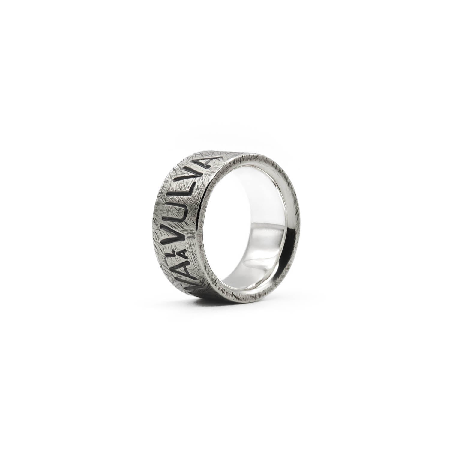 Breiter handgeschmiedeter Bandring aus 925 Sterling Silber mit rauer Oberfläche und Gravur Viva la Vulva