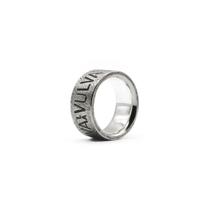 Breiter handgeschmiedeter Bandring aus 925 Sterling Silber mit rauer Oberfläche und Gravur Viva la Vulva