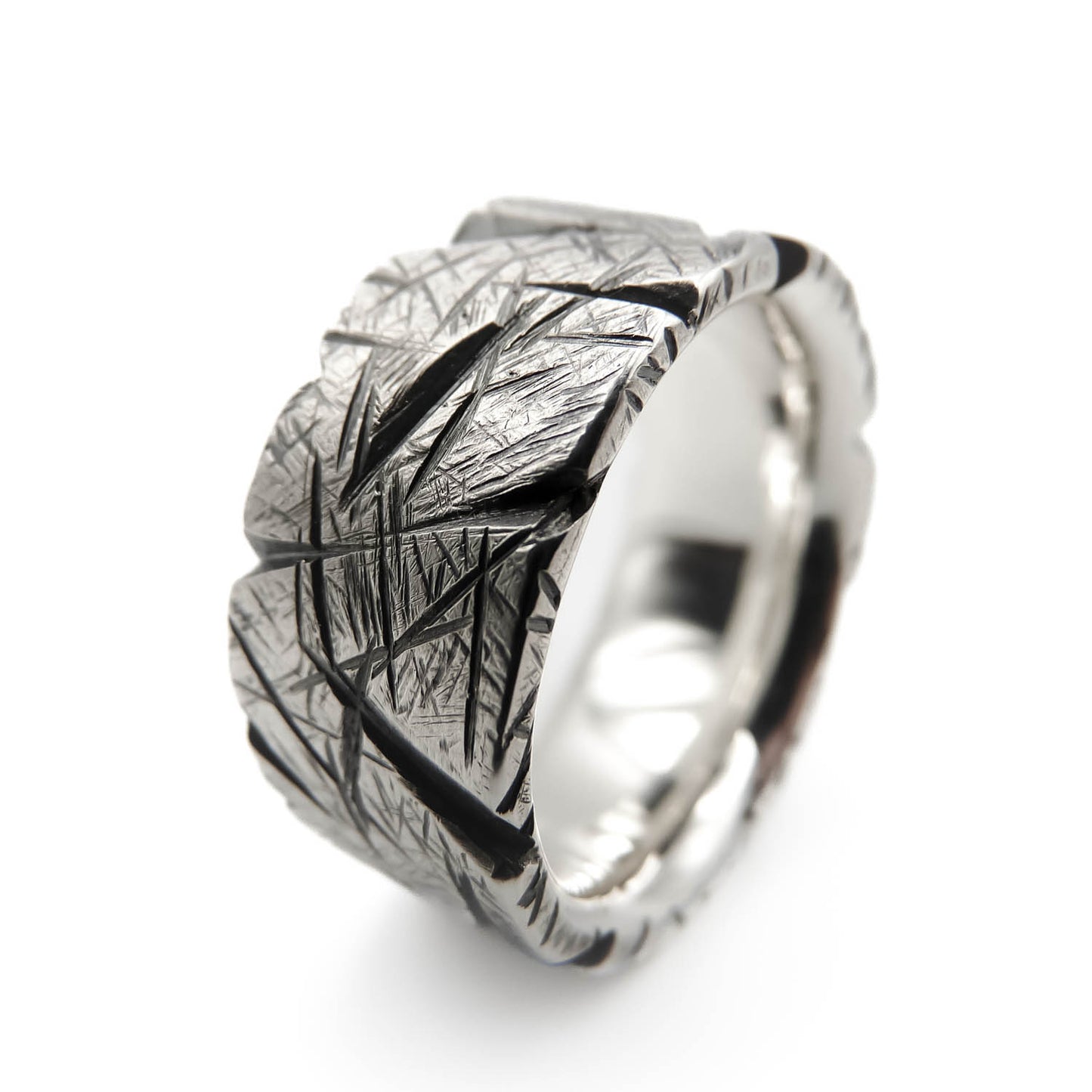 Nahaufnahme eines geschwärzten Herren-Silberrings aus 925 Sterling Silber mit grob gefeil­ter, strukturierter Oberfläche