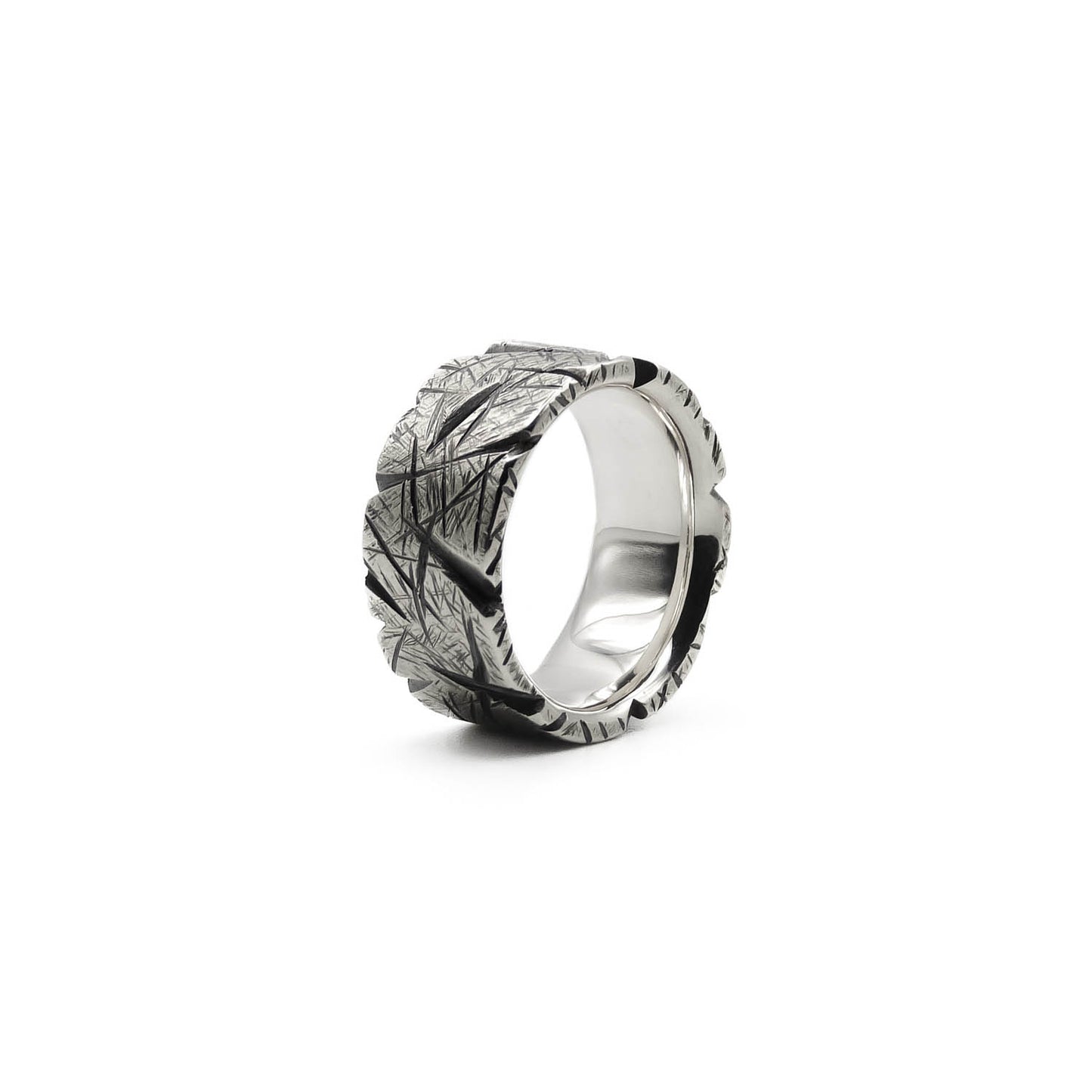 Breiter geschwärzter Herren-Silberring aus 925 Sterling Silber mit markant gefeilter Kantenstruktur