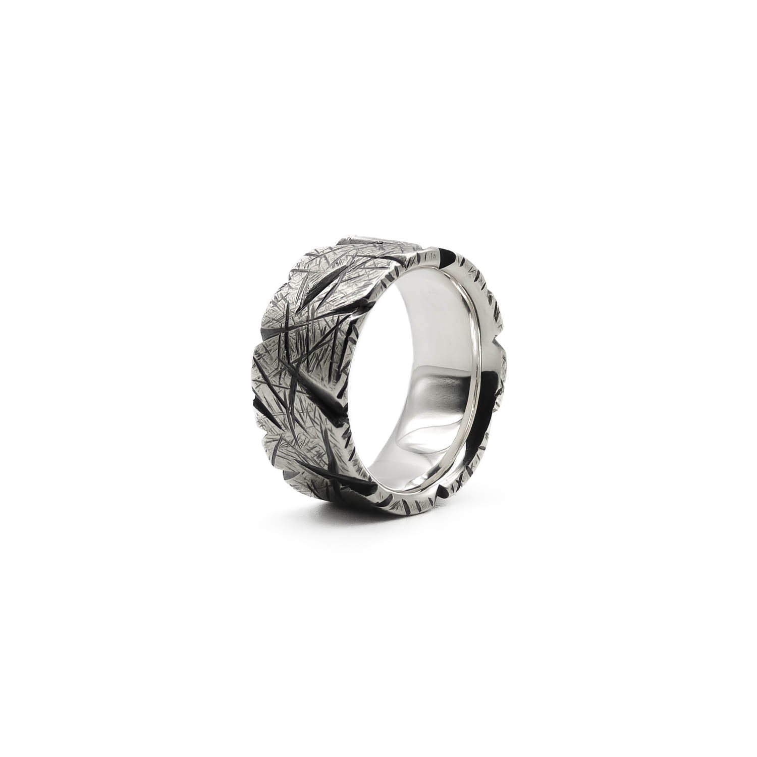 Breiter geschwärzter Herren-Silberring aus 925 Sterling Silber mit markant gefeilter Kantenstruktur