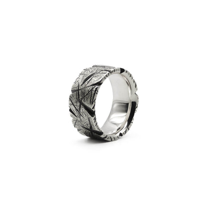 Breiter geschwärzter Herren-Silberring aus 925 Sterling Silber mit markant gefeilter Kantenstruktur