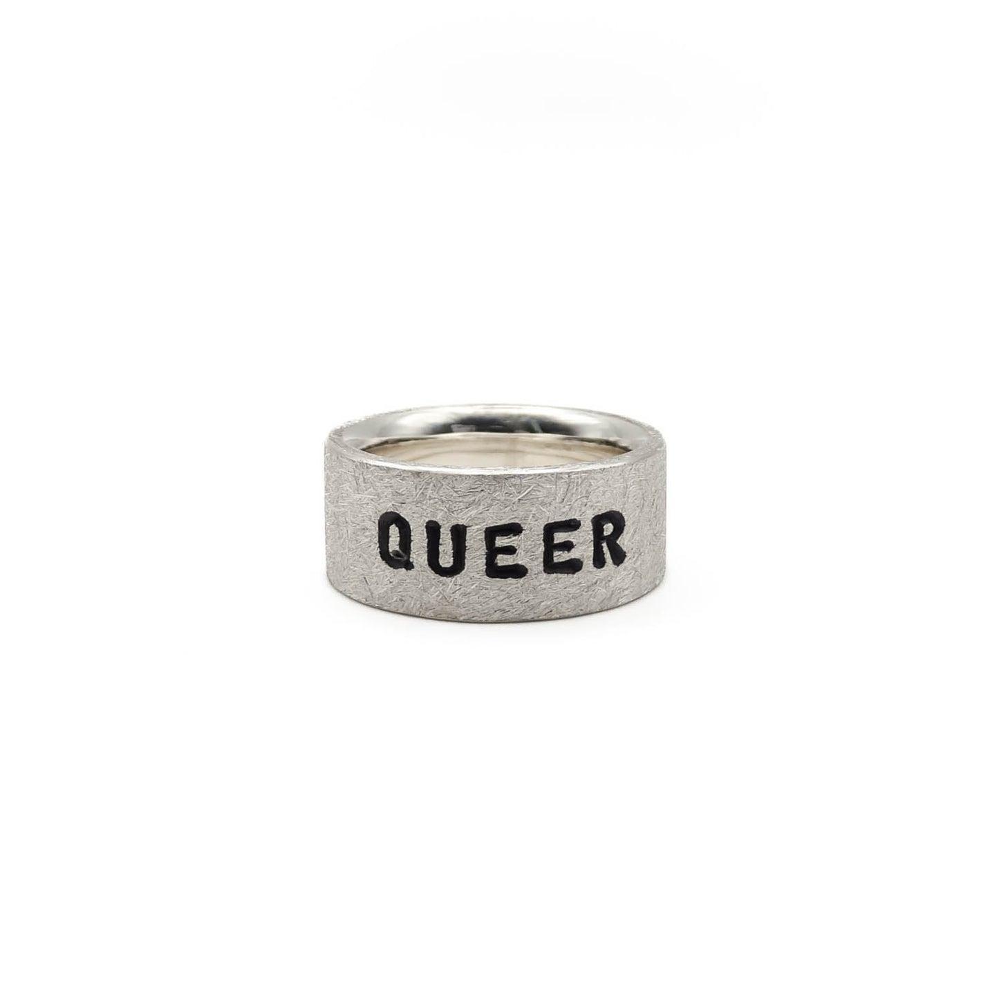 Frontale Ansicht eines LGBTQ-Statementringes aus 925 Sterling Silber mit eingraviertem Wort Queer