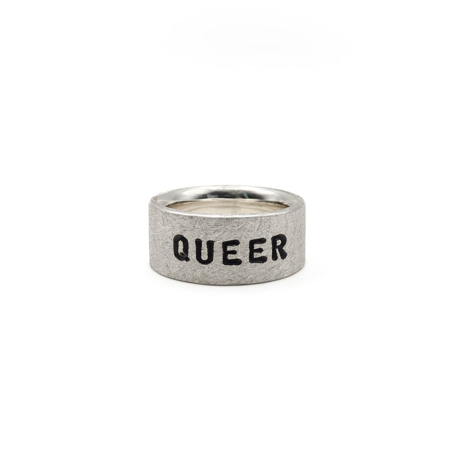 Frontale Ansicht eines LGBTQ-Statementringes aus 925 Sterling Silber mit eingraviertem Wort Queer