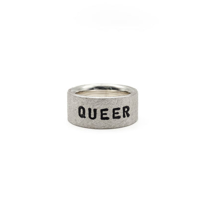 Frontale Ansicht eines LGBTQ-Statementringes aus 925 Sterling Silber mit eingraviertem Wort Queer