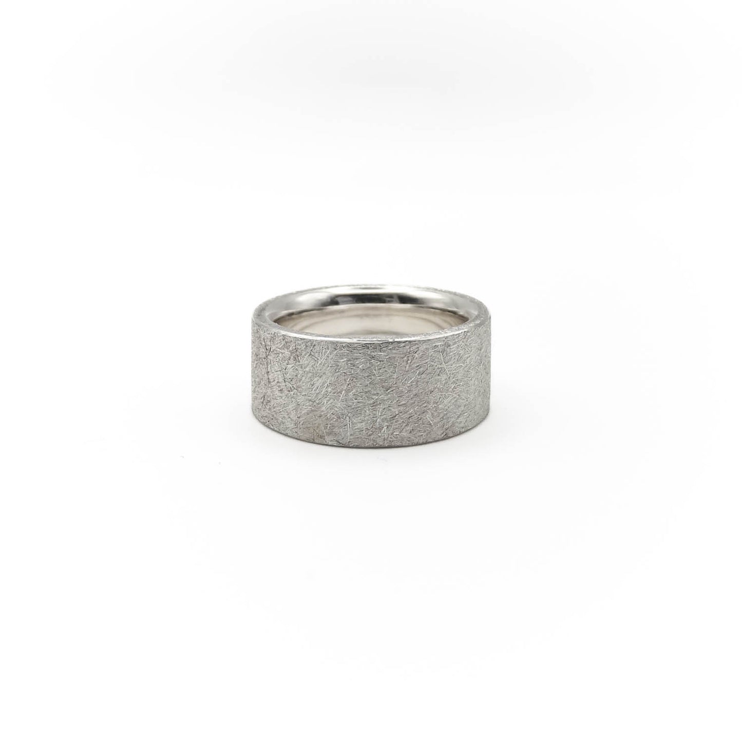 Rückansicht des Unisex Pride-Silberrings zur Darstellung der massiven Ringschiene und eismatten Oberfläche