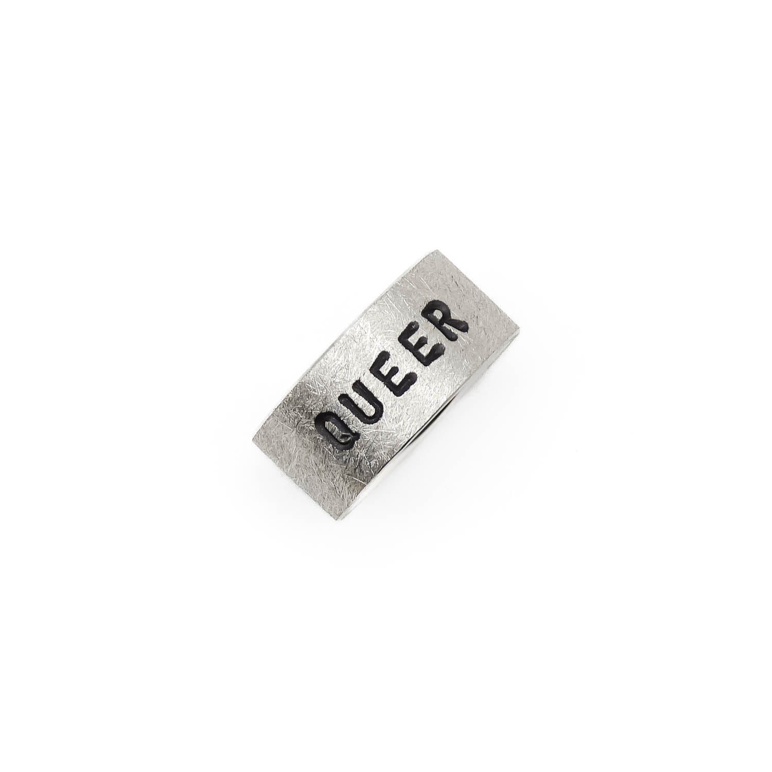 Ansicht von oben auf einen schlichten Unisex-Silberring aus 925 Sterling Silber mit Queer-Gravur