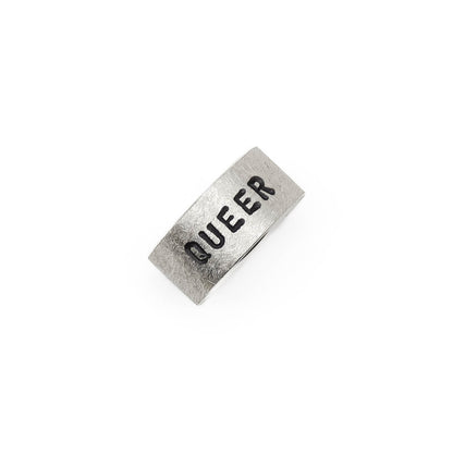 Ansicht von oben auf einen schlichten Unisex-Silberring aus 925 Sterling Silber mit Queer-Gravur