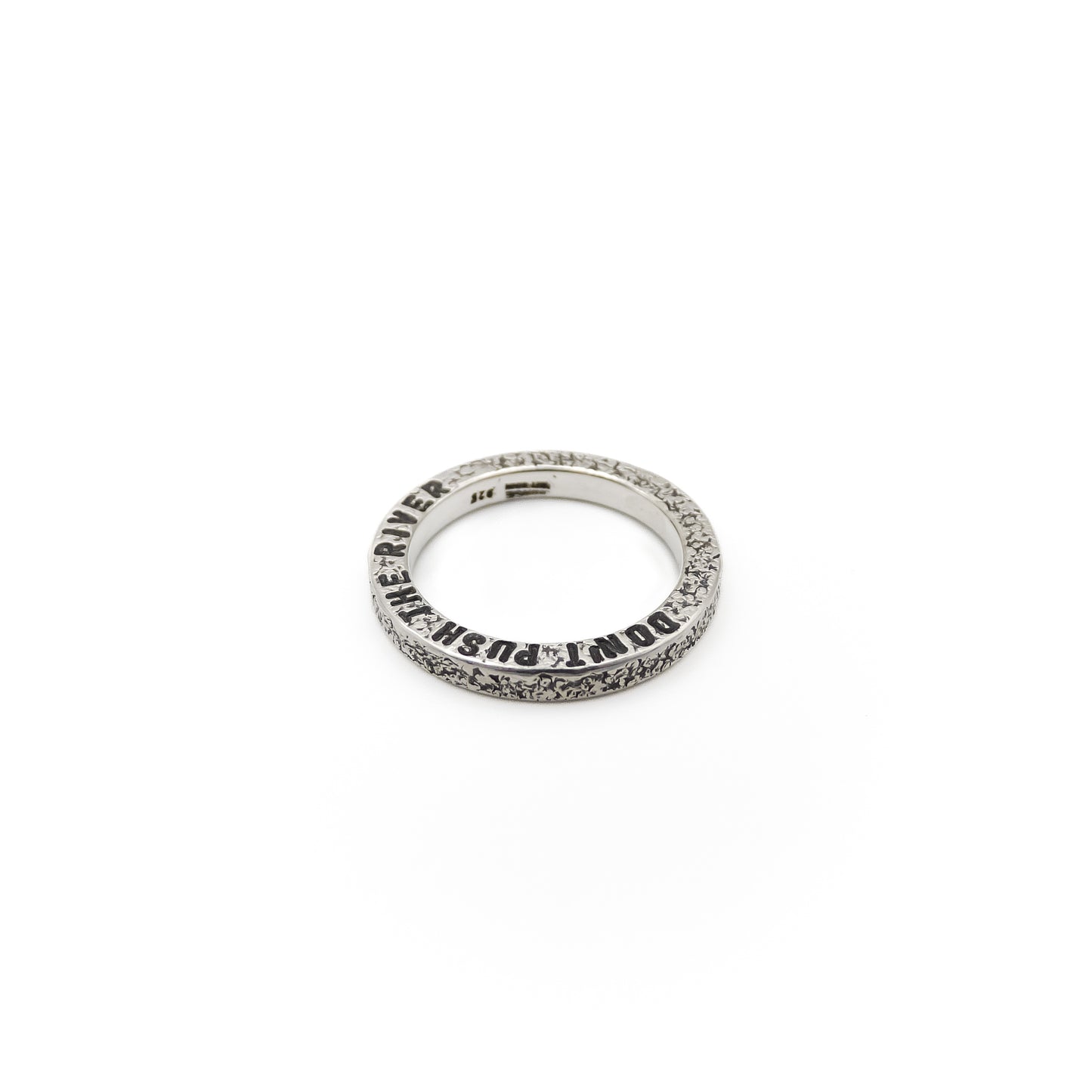925 Silber Rings 'Don't push the river', punzierte Struktur, liegend.