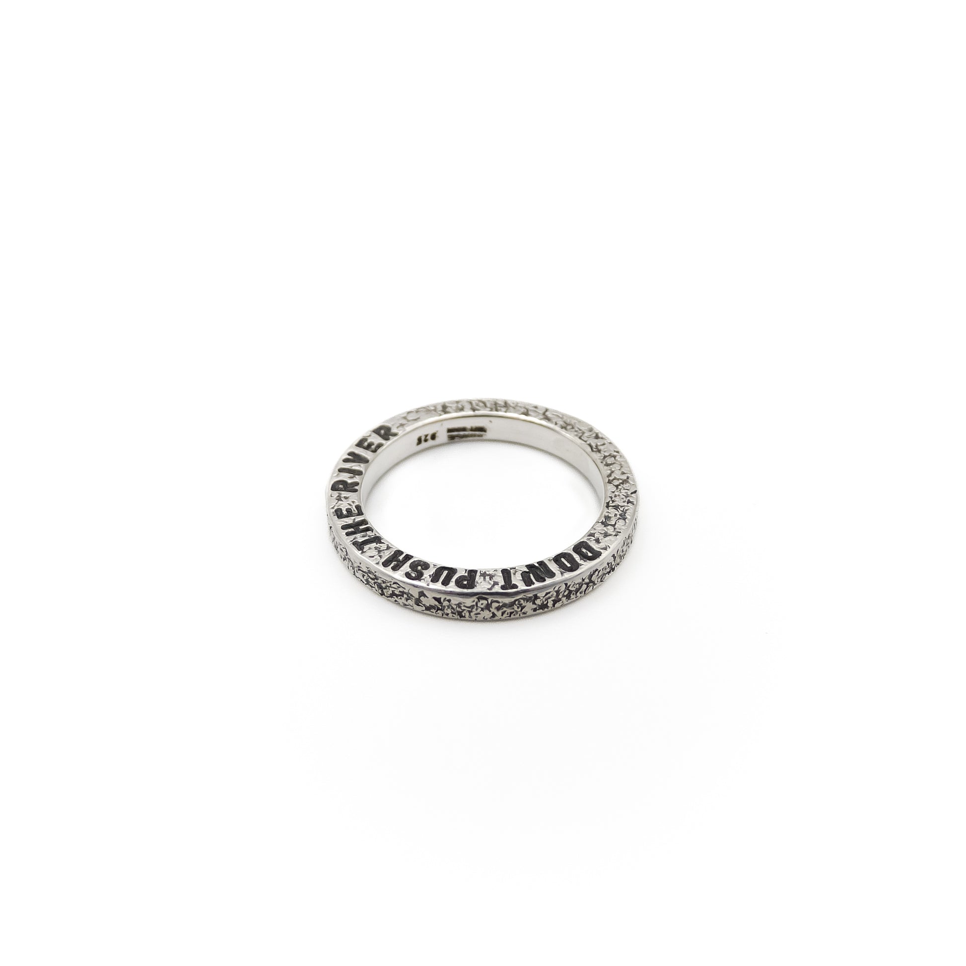 925 Silber Rings 'Don't push the river', punzierte Struktur, liegend.