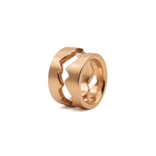 Moderne Partnerringe in Roségold mit ineinandergreifender Silhouette nach Kundenzeichnung; ein Unikat-Schmuckstück für Paare.