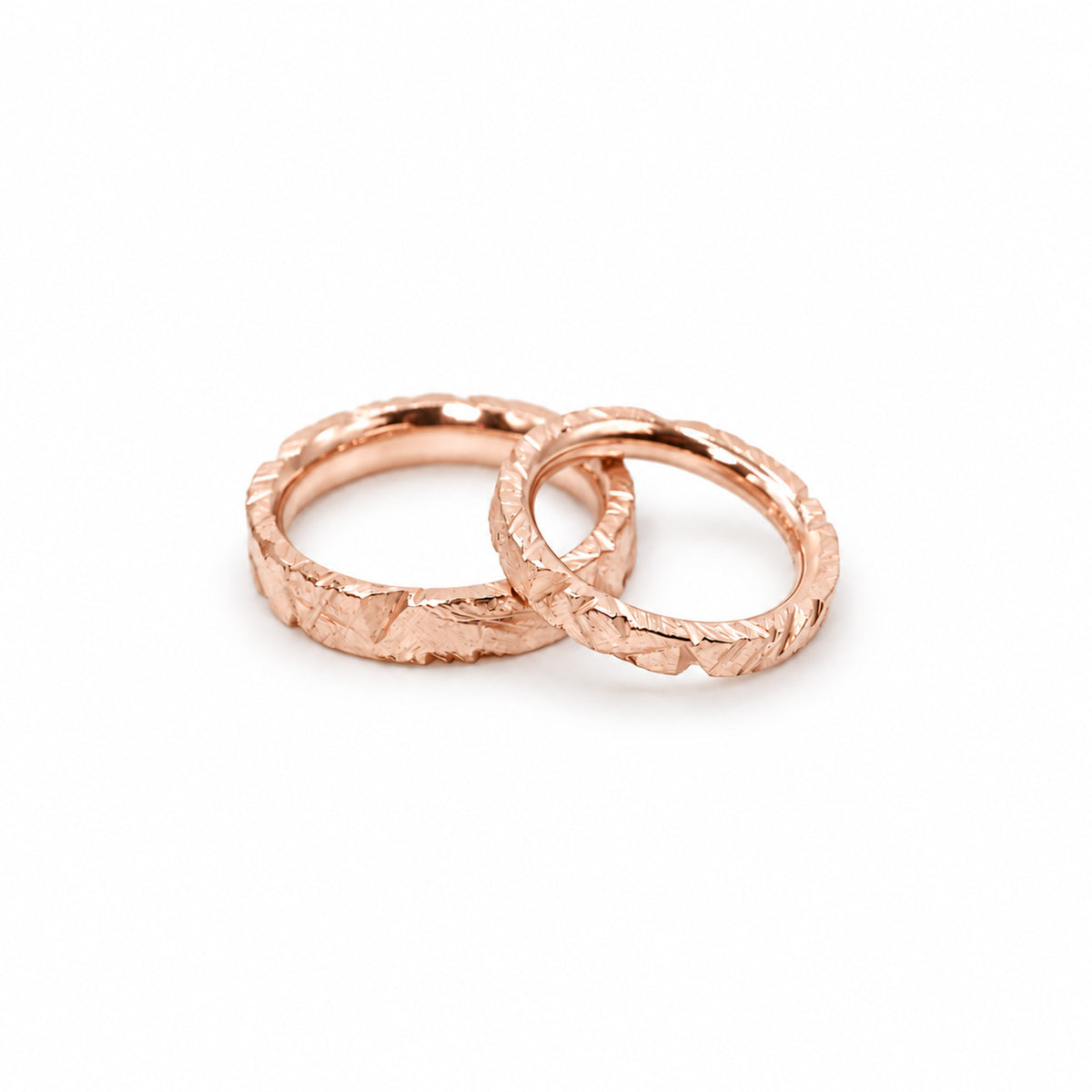 Verlobungsringe aus Roségold mit eckig strukturierter Oberfläche aus der Erlanger Goldschmiede.