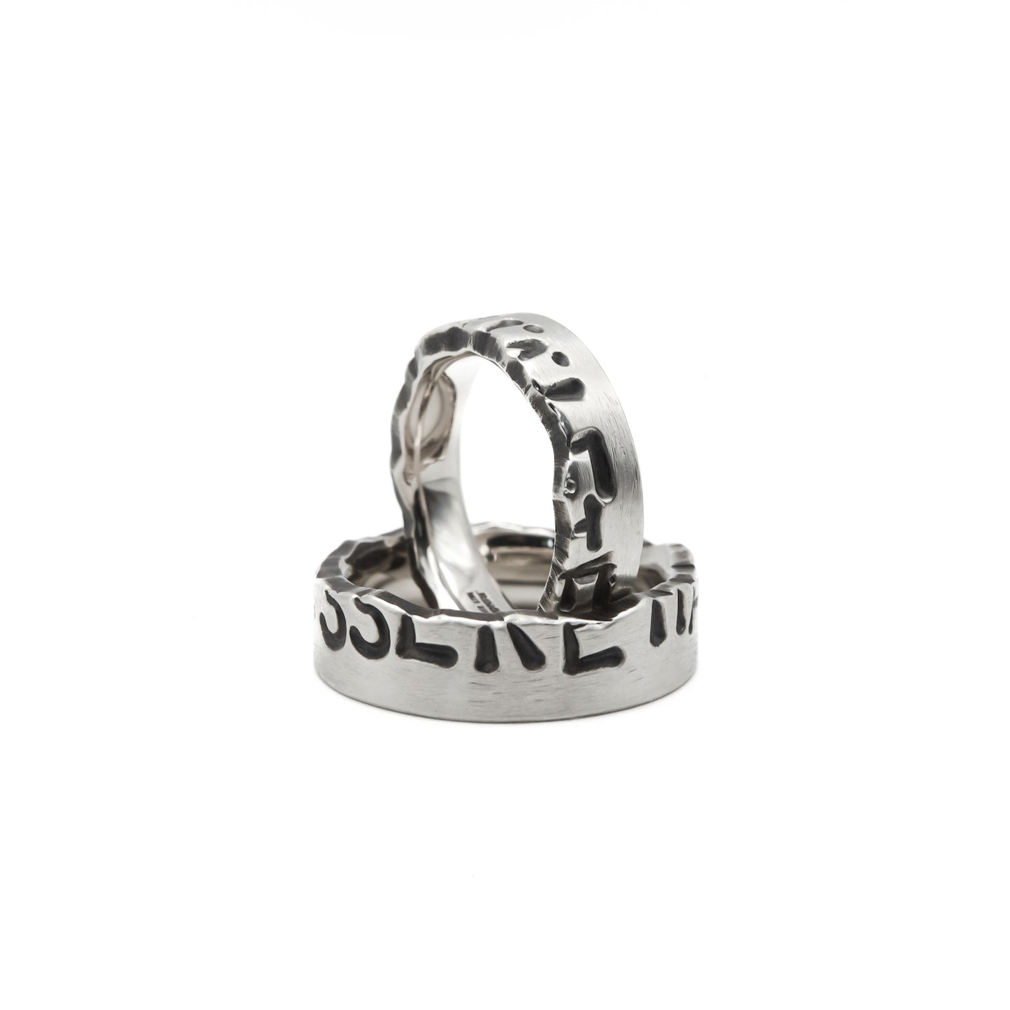 Nachhaltige Verlobungsringe aus recyceltem 925er Silber mit eismatter Struktur: Ein symbolisches Puzzle-Design, bei dem die individuelle Wunschgravur erst beim Zusammenstecken der zwei Ringhälften lesbar wird. Handgefertigt in Erlangen.