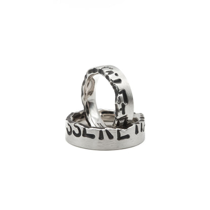 Nachhaltige Verlobungsringe aus recyceltem 925er Silber mit eismatter Struktur: Ein symbolisches Puzzle-Design, bei dem die individuelle Wunschgravur erst beim Zusammenstecken der zwei Ringhälften lesbar wird. Handgefertigt in Erlangen.
